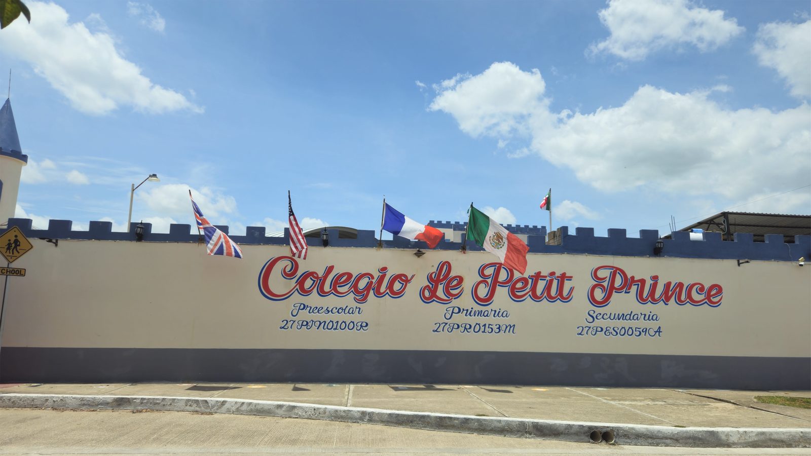 Entrada del Colegio Le Petit Prince