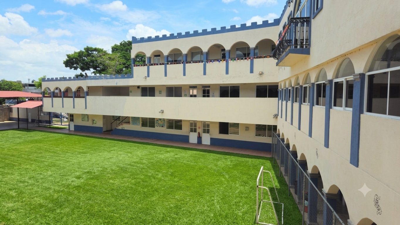 Edificio del Colegio Le Petit Prince con patio y cancha