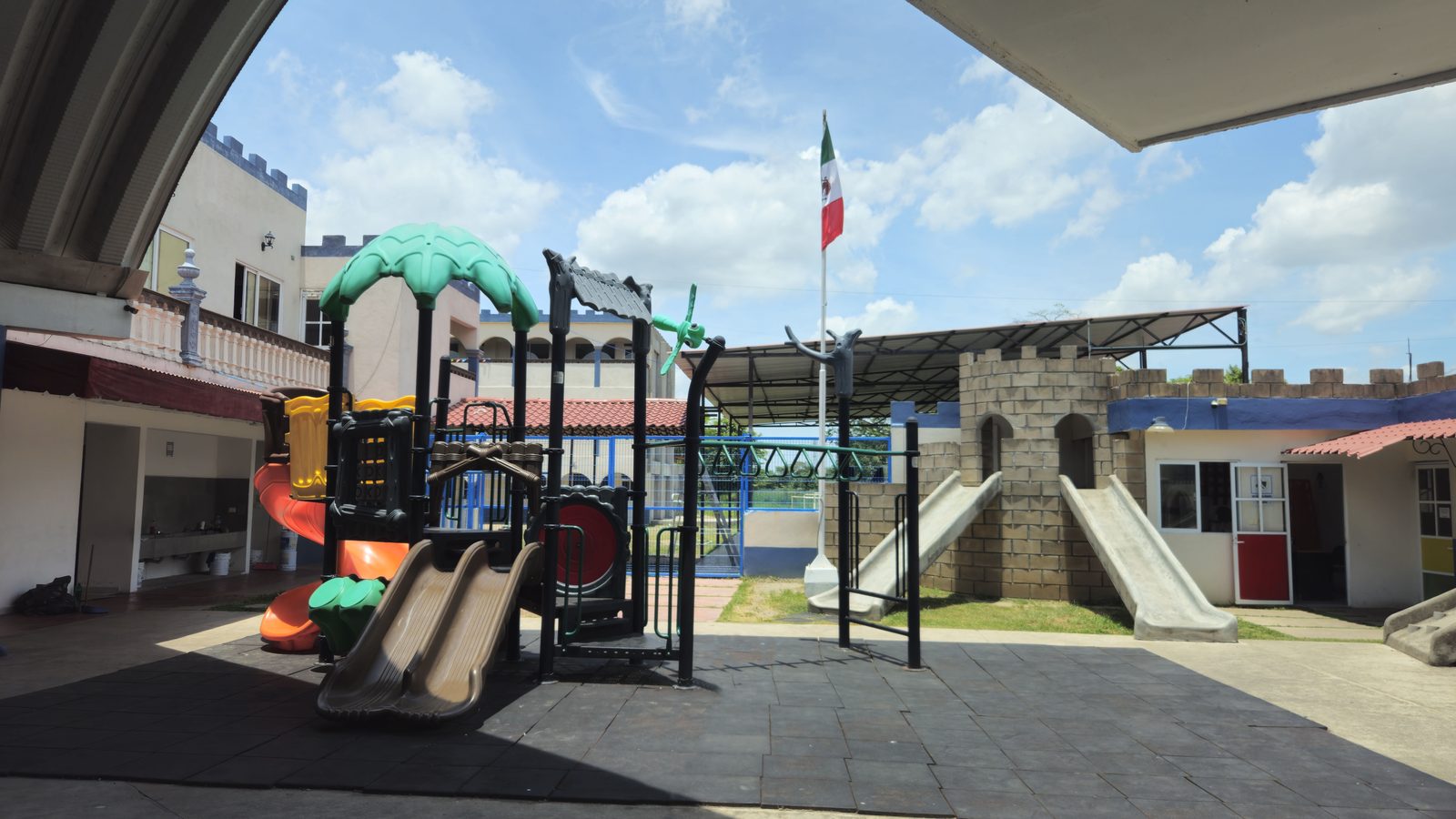 Área de juegos y espacios recreativos