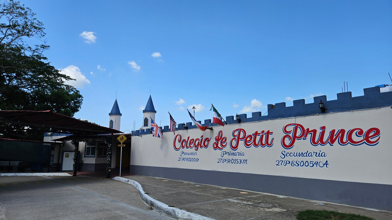 Fachada del Colegio Le Petit Prince